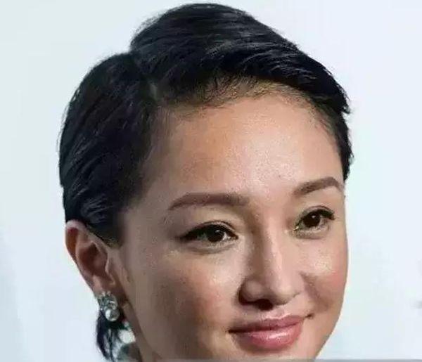 第四个就是迪丽热巴,热巴被路人拍到了脸,竟然又老又黄还干,看上去却十分男性化。