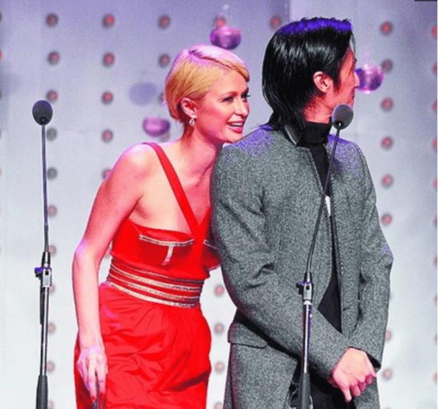 不时的跟谢霆锋贴身示爱，谢霆锋也有礼貌的绅士手。