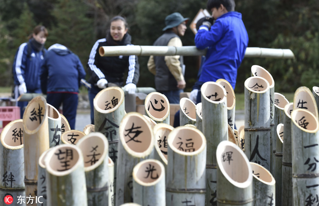 4 日本将迎阪神大地震周年祭 高中生竹灯上写汉字悼念亡者