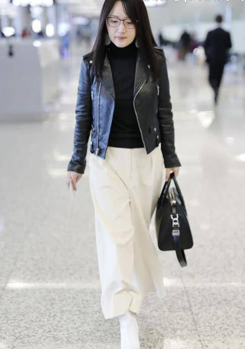 尽管杨钰莹看上去很有气场，但满脸都写满了疲惫，鼻子两侧皮肤塌陷，让人看着有些心疼。