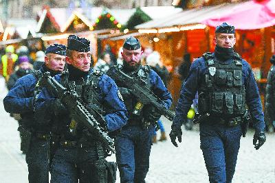 14 日，法国斯特拉斯堡遇袭圣诞市场重新开放，警察持枪巡逻加强安保。