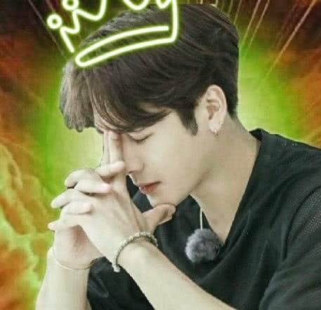 而且，在王嘉尔17岁的时候，他就曾摘下亚青赛男子17岁组佩剑个人金牌。真的是十分厉害！