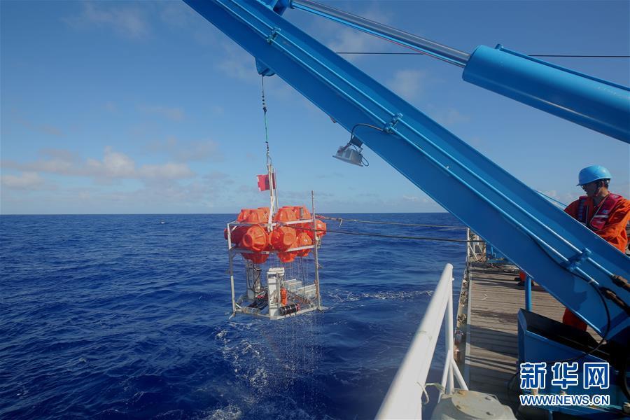 12月14日，搭载有万米级超短基线定位系统的“彩虹鱼”着陆器被回收到母船。 新华社记者 张建松 摄