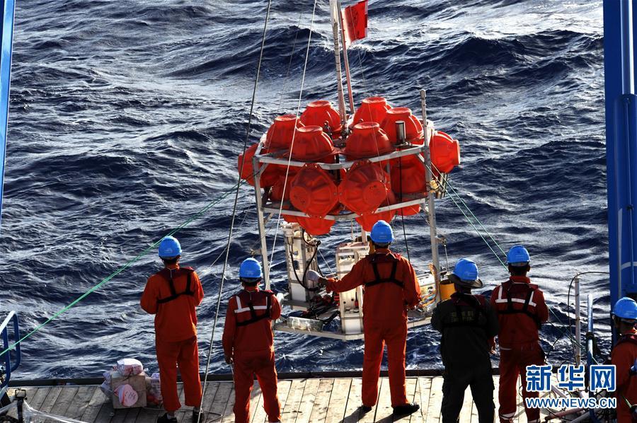 搭载有万米级超短基线定位系统的“彩虹鱼”着陆器被布放入海（12月13日摄）。 新华社记者 张建松 摄