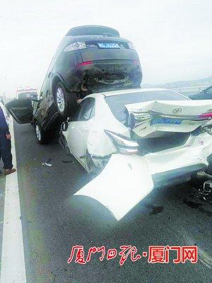 厦门杏林大桥四车连撞路虎被拱上车顶 所幸没有人受伤