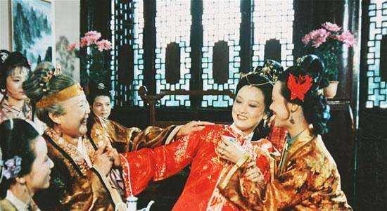 王扶林选演员的眼光很独到的,剧中很多角色,都是他力排众议定下来的。