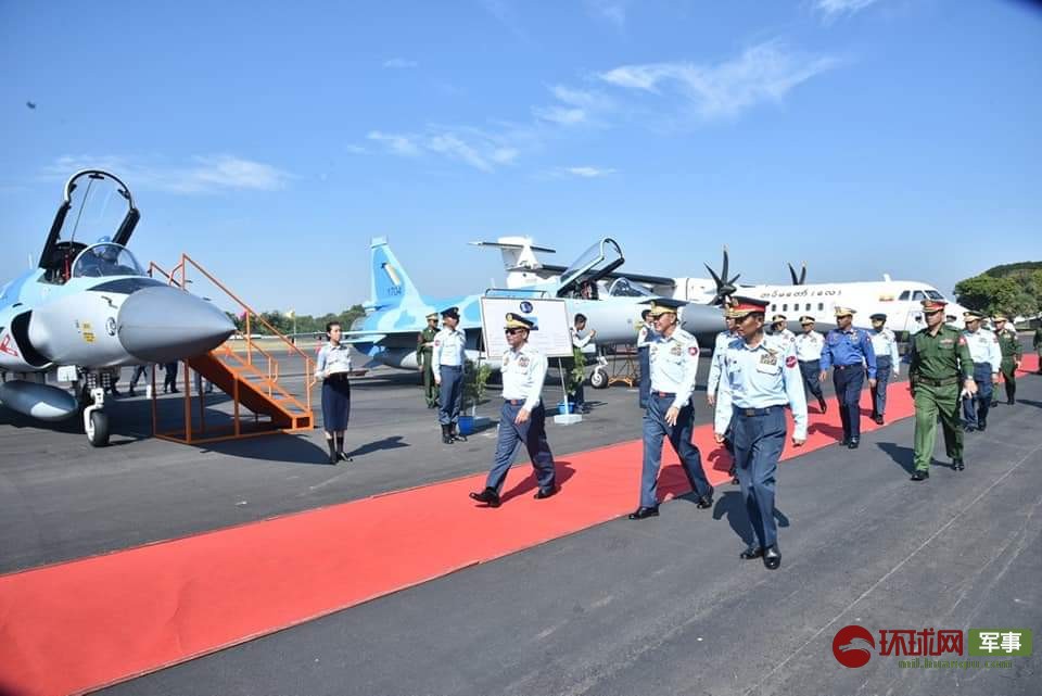 缅甸空军在成立71周年庆祝仪式上展示的jf-17"枭龙"战斗机