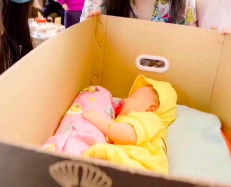 宋丹丹升级当奶奶,与老公现身医院看娃,小家伙胖乎乎像极了巴图!