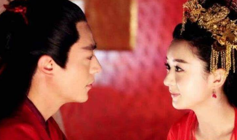 这一张图片是是在白子画中毒之后的幻想中，他们结为夫妻的剧情。