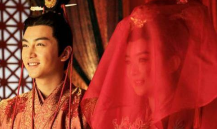 赵丽颖与陈晓在电视剧里面的两个人真的是很虐的一对了，这中式的婚纱照真的太美了！