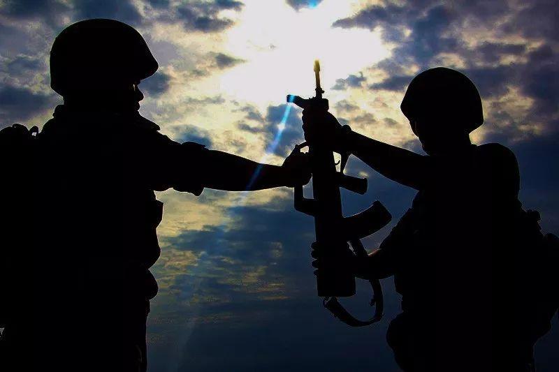 15张极致的军人剪影,每张都超美!