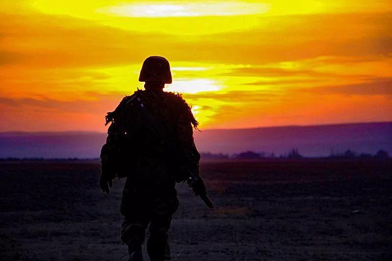 15张极致的军人剪影每张都超美