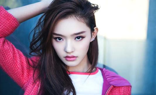 但是她对于美的理解很尴尬，放着高级的路子不走，非要去折腾网红脸。