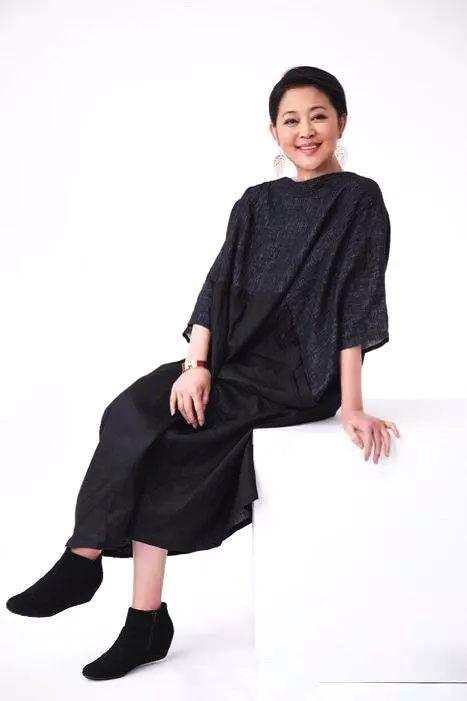 倪萍瘦了!曾胖成大妈的她甩肉20斤,如今长腿纤细年轻30岁