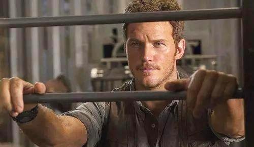 就是这样一个让人爱恨交织的他，却在昨日首度公布了自己已经开始了8个月的恋情。