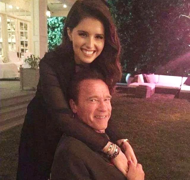 在戏内，帕帕的老丈人是超级大反派灭霸；在戏外，帕帕的老丈人又成了终结者。就问你们怕不怕？