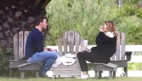 双方都拒不承认这段恋情，现在经过了八个月的洗礼，才终于松口正式官宣承认。