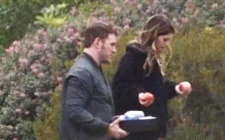 另一方面，在去年12月的时候，帕帕刚和前妻安娜向法院提请离婚，结束了他们八年的婚姻。