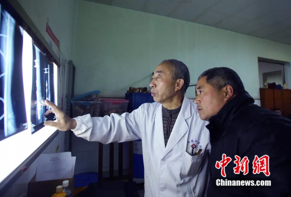 陈怀炯正在给患者看病.王磊摄