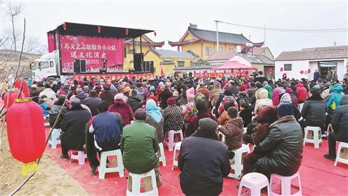 小山村张灯结彩,充满喜气。