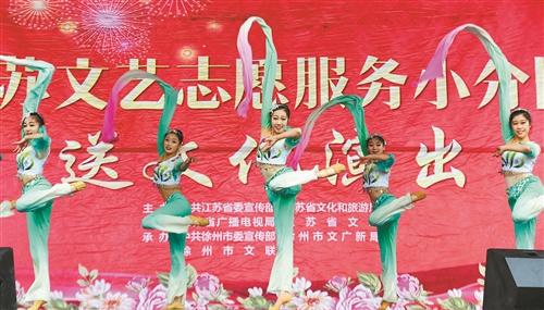 优美的舞蹈表演《且吟春雨》。