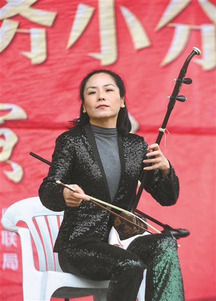 二胡演奏《赛马》。