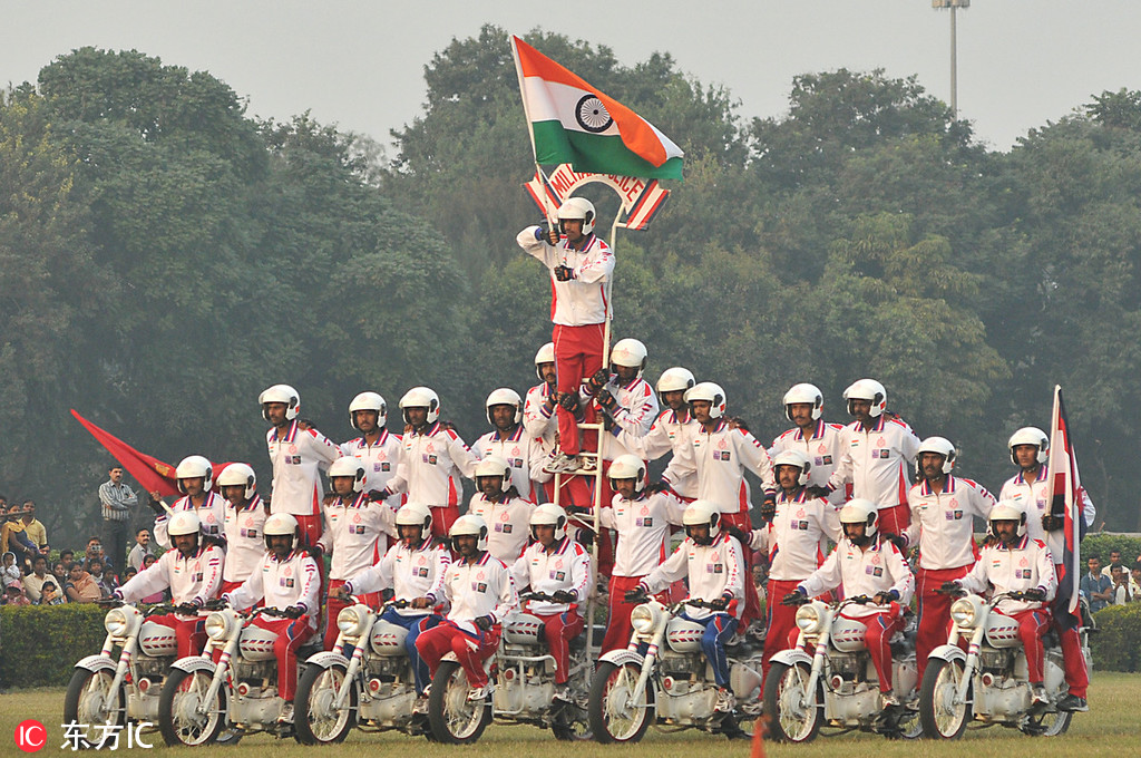 6 印度军方庆祝胜利日 士兵再秀骑摩托叠罗汉神技