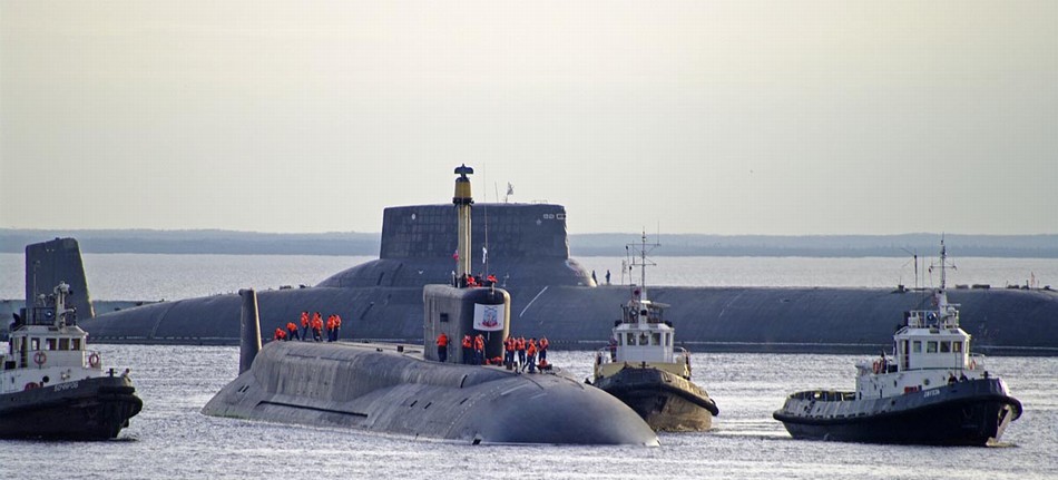 俄罗斯北风之神级核潜艇从台风级核潜艇前方驶过