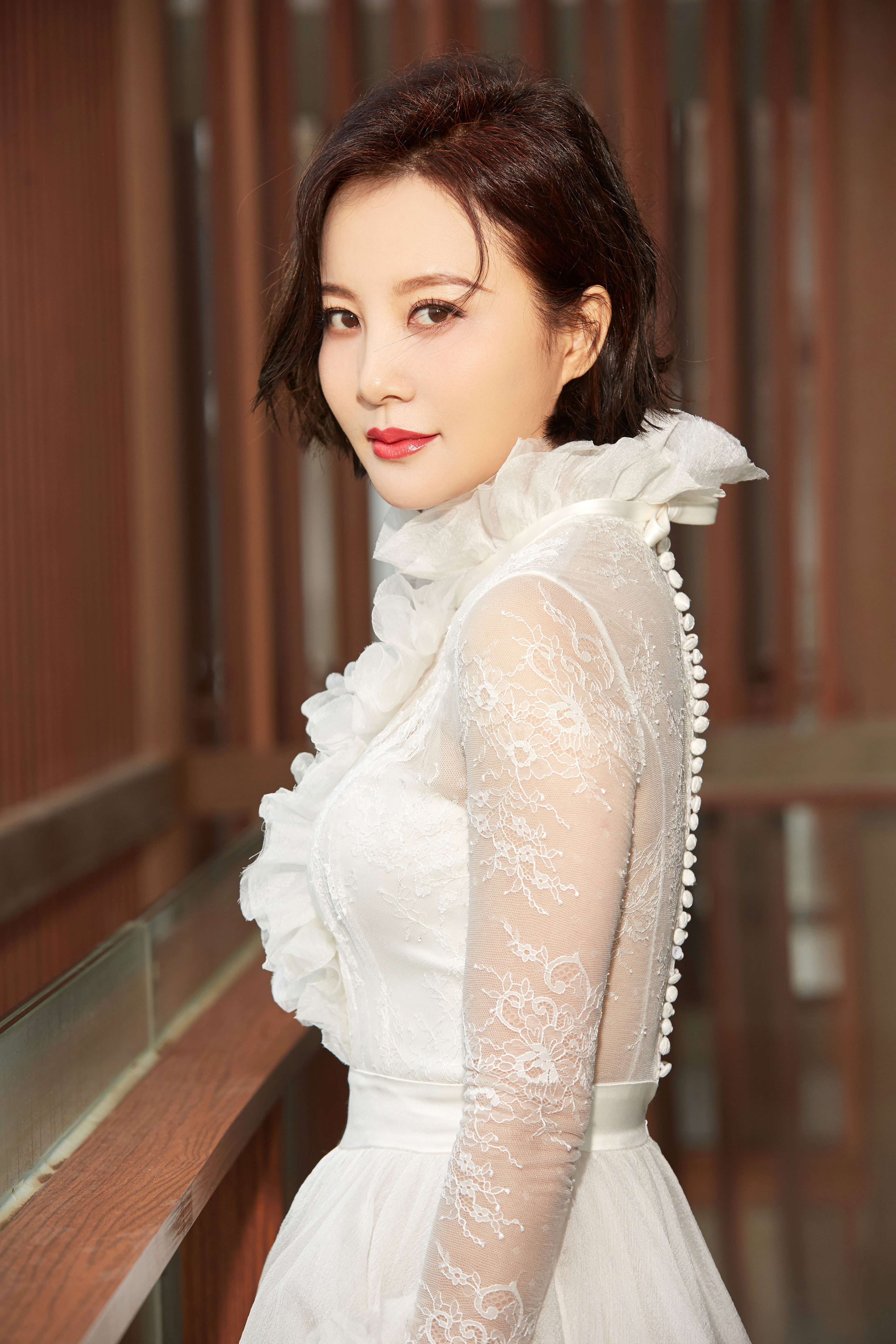 近日,演员陶红曝光一组时尚写真.