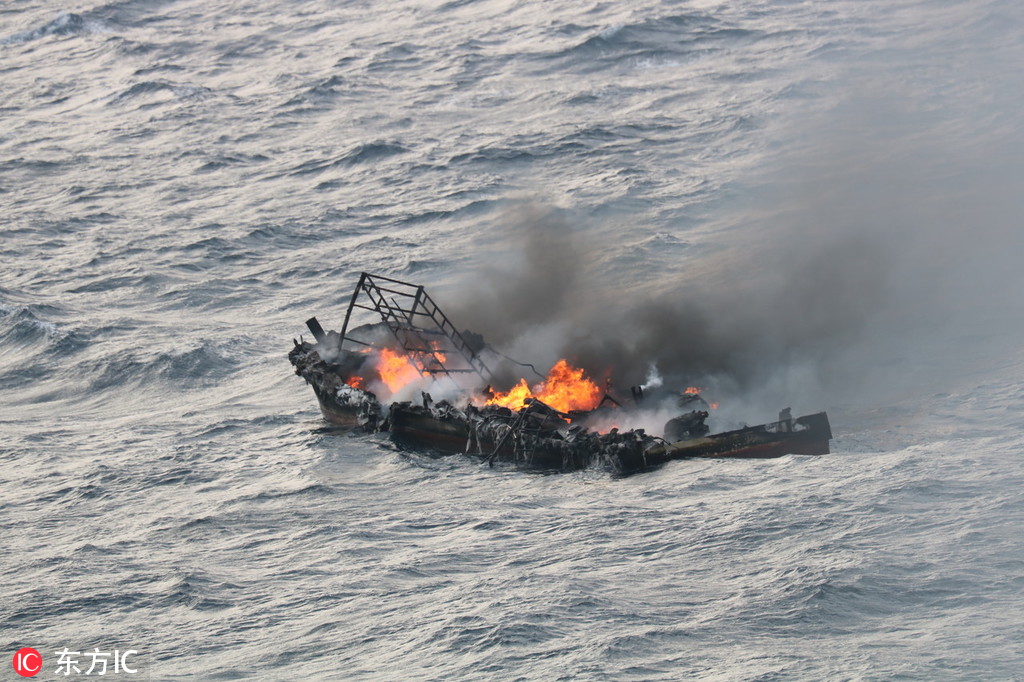 4 韩国一艘渔船海上起火 浓烟弥漫