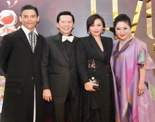 12月16日晚，刘嘉玲参加向华强的70岁寿宴，与好友一家人合影。