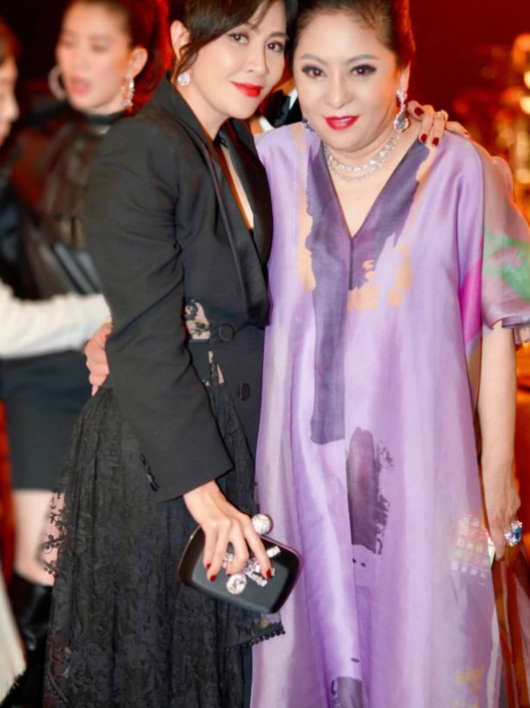 刘嘉玲与向太太是多年好友，两人无论在公在私都来往密切。