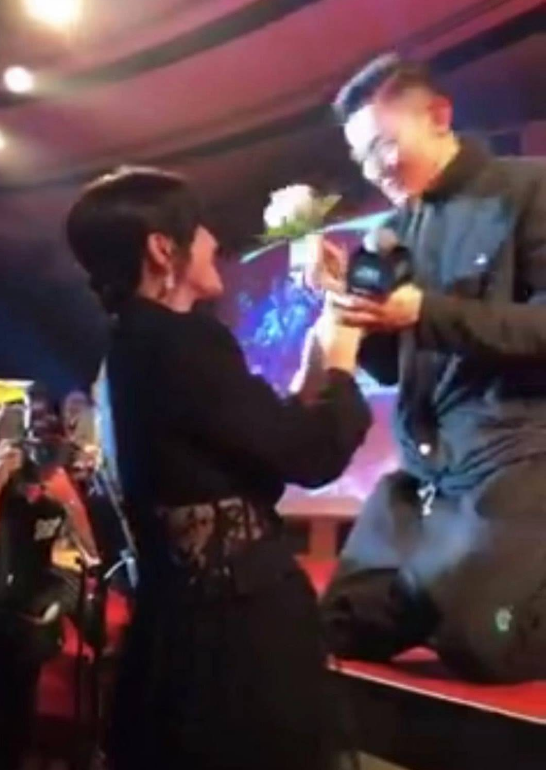 除了照片之外，刘嘉玲还发布了动态，那是她送花给华仔的整个过程。