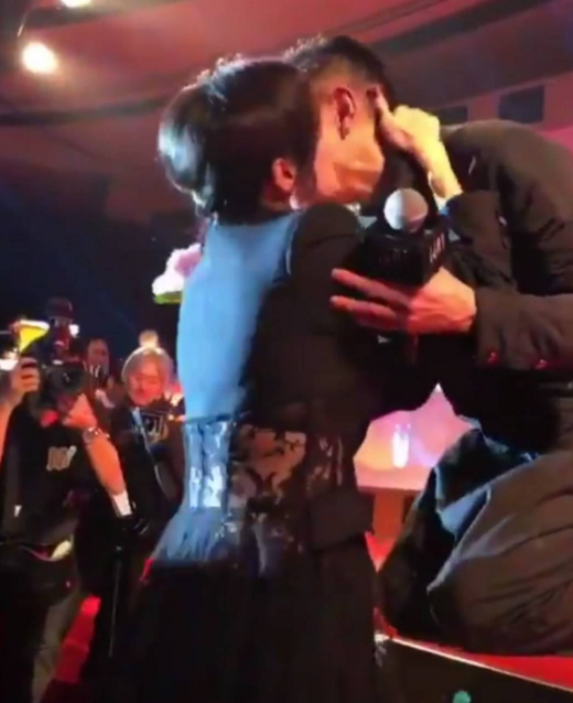 嘉玲轻轻亲吻华仔的脸。