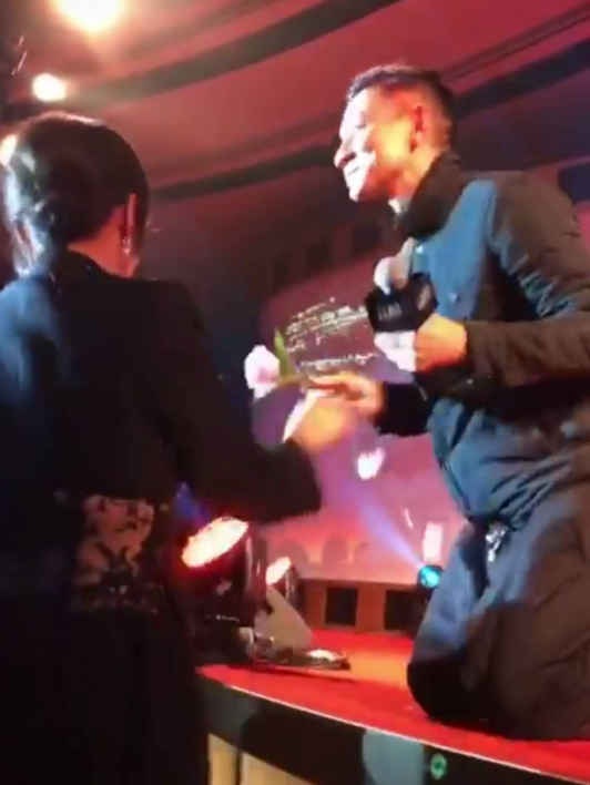 完成整套动作，刘嘉玲离开舞台，而华仔也准备站起来。