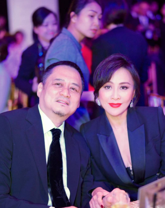 除了跟刘德华亲密拥抱，刘嘉玲与著名美术指导张叔平也是好友，两人牵手合照，友谊永恒。