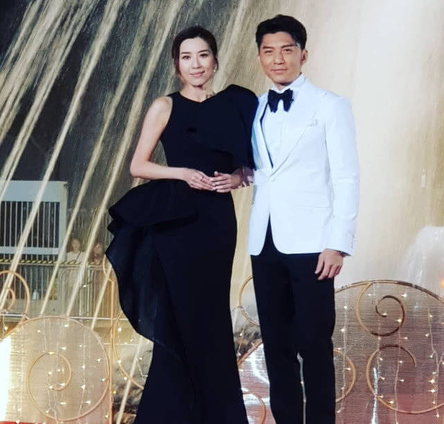 此前在马来西亚、新加坡两地的颁奖礼里面，获得了最佳男女主角的黄智雯跟袁伟豪。