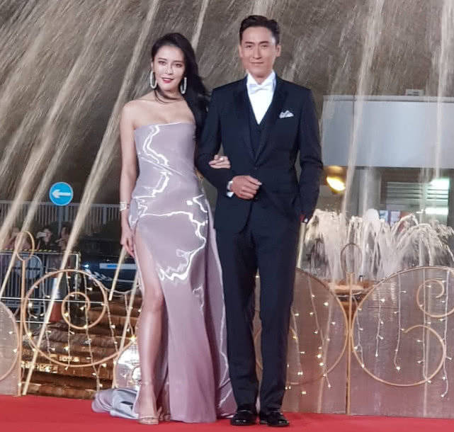 型男马德钟与小花张曦雯一同出场。