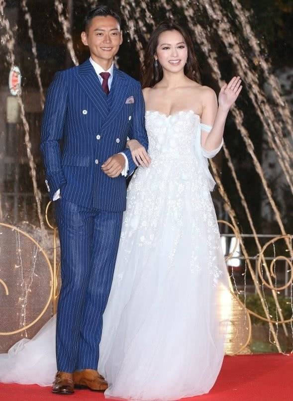 “平民港姐”冯盈盈跟张振朗一同踏上红地毯，今晚的她犹如白雪公主一样。