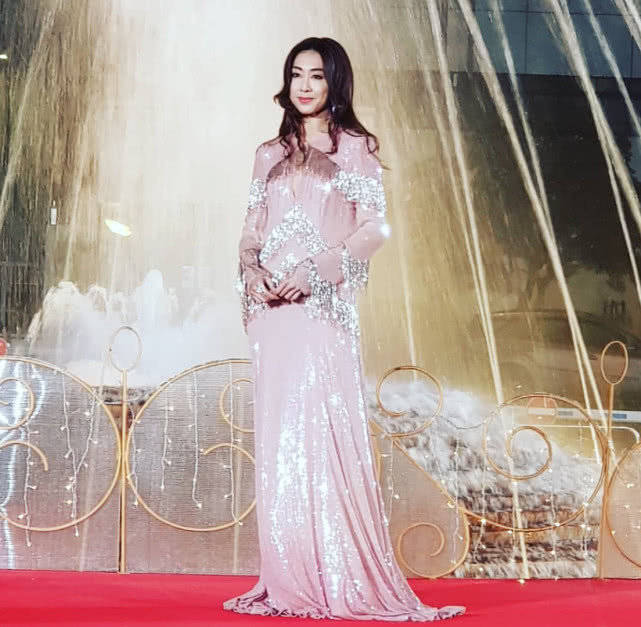 胡定欣应该是今天最大牌的花旦了……