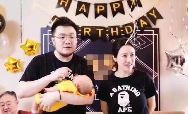 巴图抱着小孩，一脸准爸爸的感觉，并且他身后的背景也应该是为孩子庆祝装扮的。