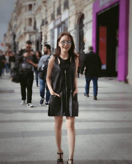 “文静女生”杨蓉，身高161cm，身材娇小，腿部线条好吸人眼球！