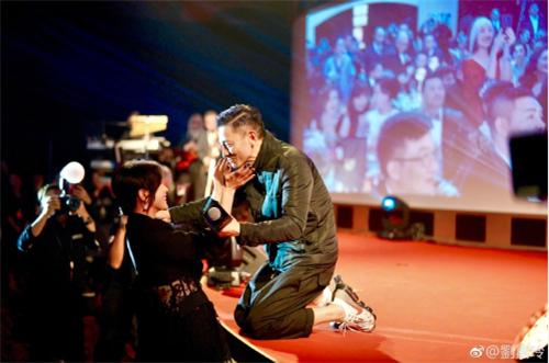 那刘德华就顺势的抱住刘嘉玲，两个人进行了贴脸的动作。