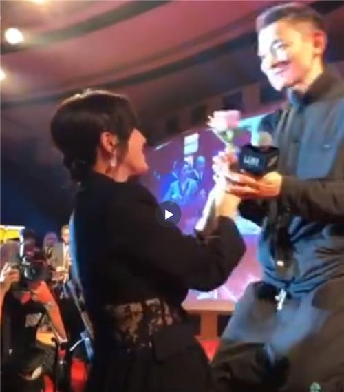 但接下来的动作还有更亲密的，刘嘉玲献花之后，双手去捧了刘德华的脸，哇。