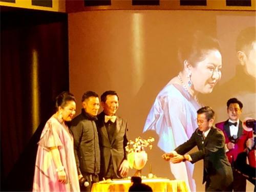 也是在这个时候，刘嘉玲出来了。