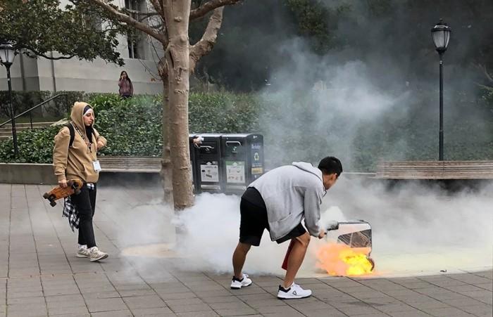 外卖机器人KiwiBot起火“身亡” 学生点蜡烛怀念