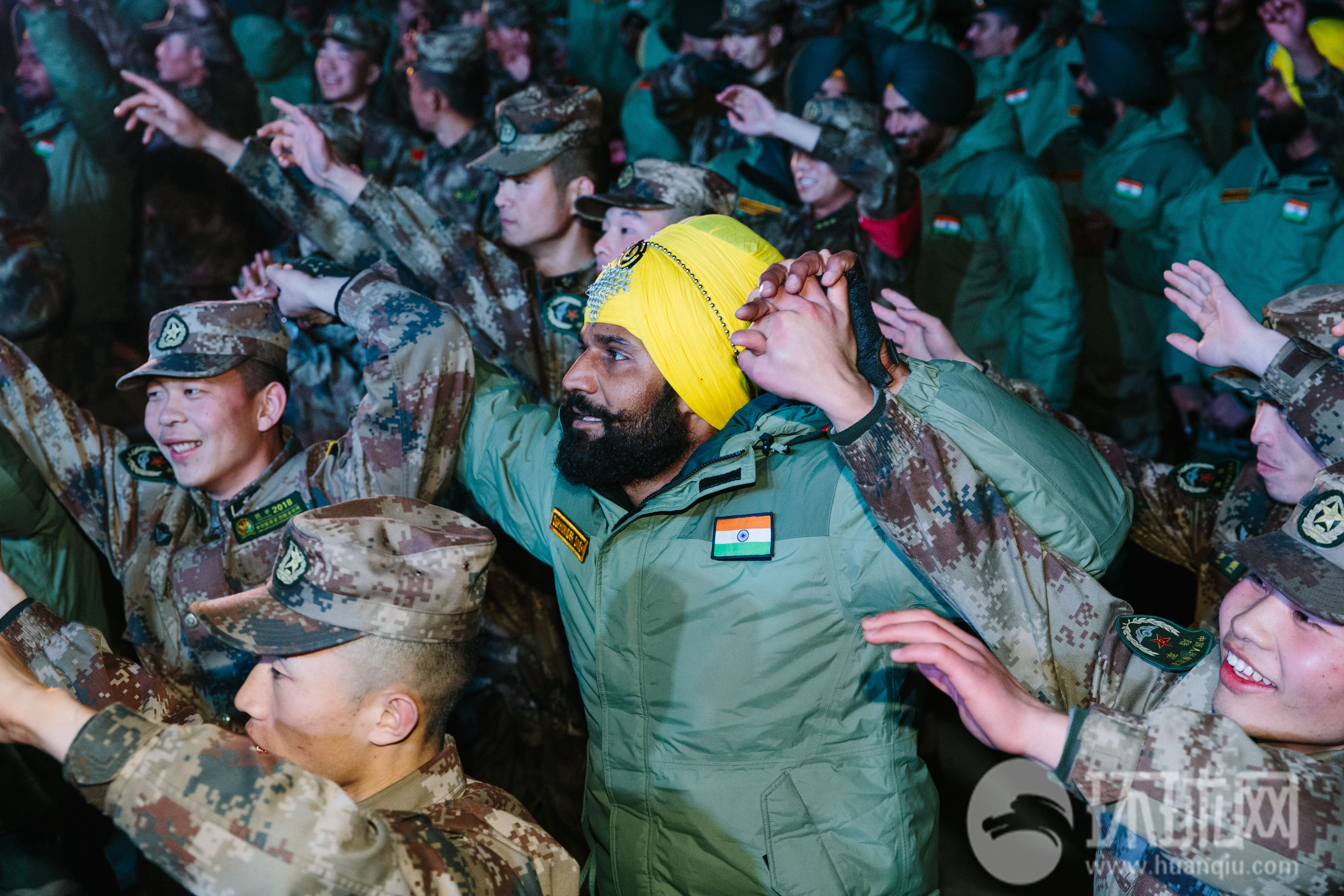 中印陆军反恐联合训练 两国士兵载歌载舞欢庆友谊