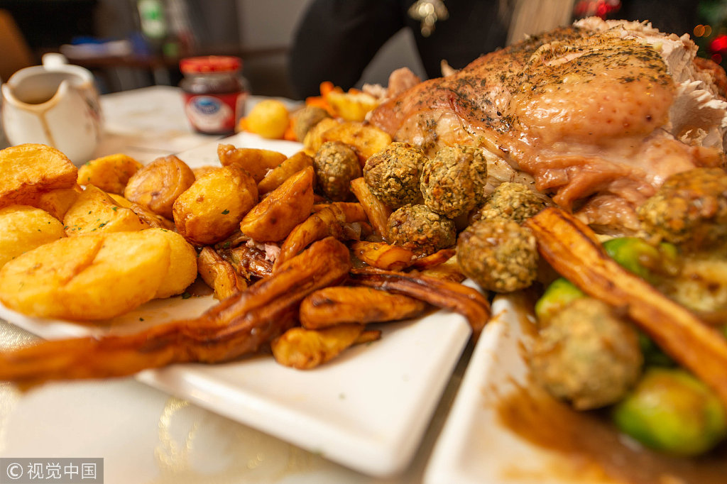 英国酒吧推出"世界最大份"圣诞美食 一顿上万卡路里