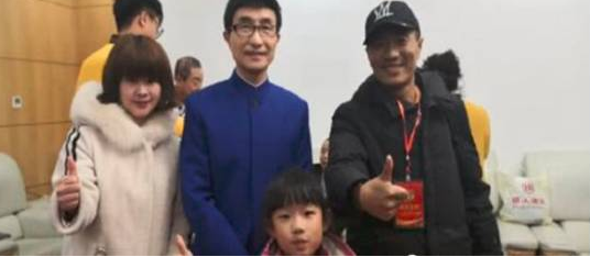 巩汉林在后台和工作人员的合影，照片也能看出他很年轻，还是一样清瘦但精神十足状态很好。