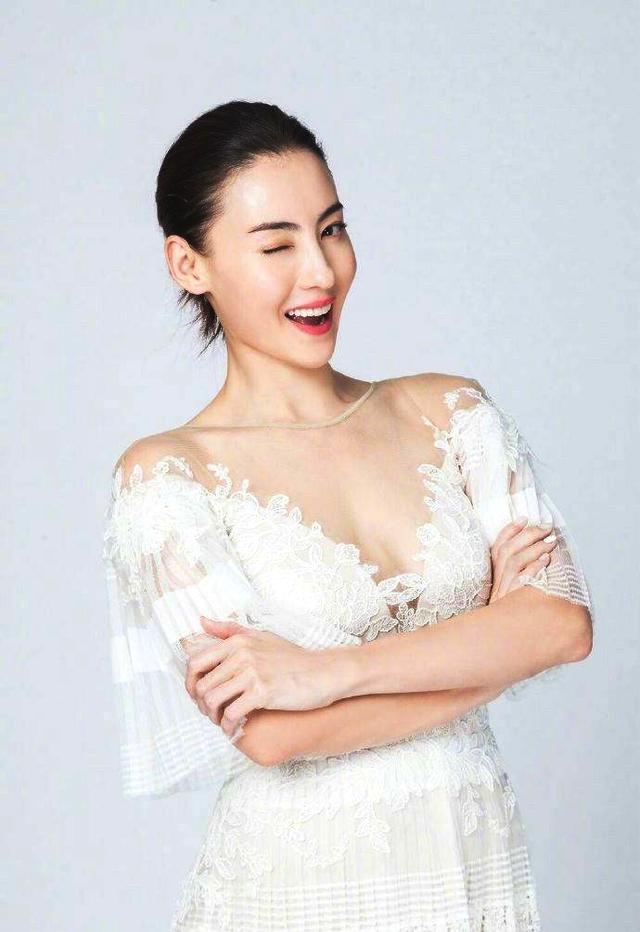 张柏芝生三胎后频频亮相 不仅拍产后写真 还穿兔子装自拍